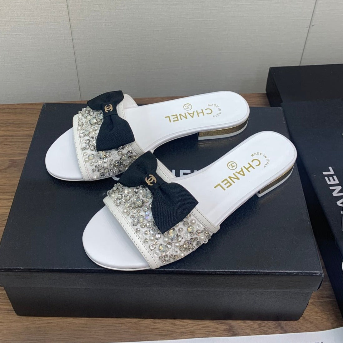 BOW SLIPPERS IN WHITE LAMBSKIN WITH RHINESTONES