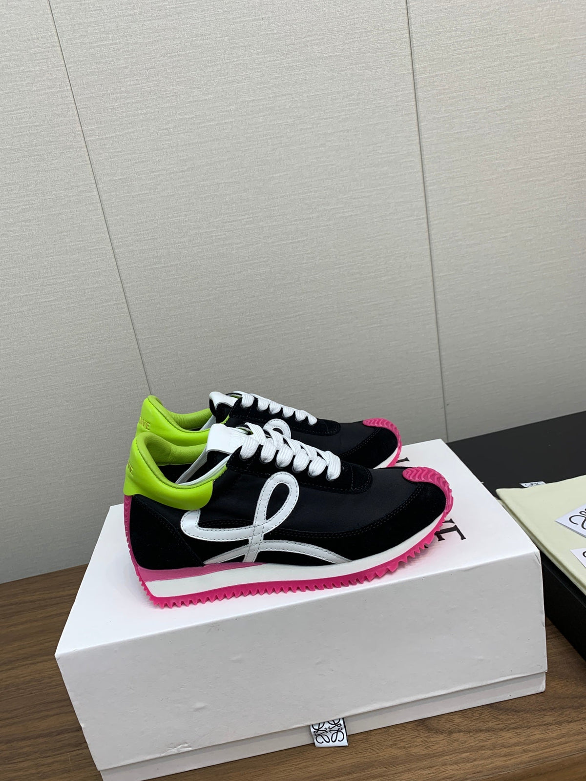 LW FLOW RUNNER SNEAKER BLACK-PINK SUEDE