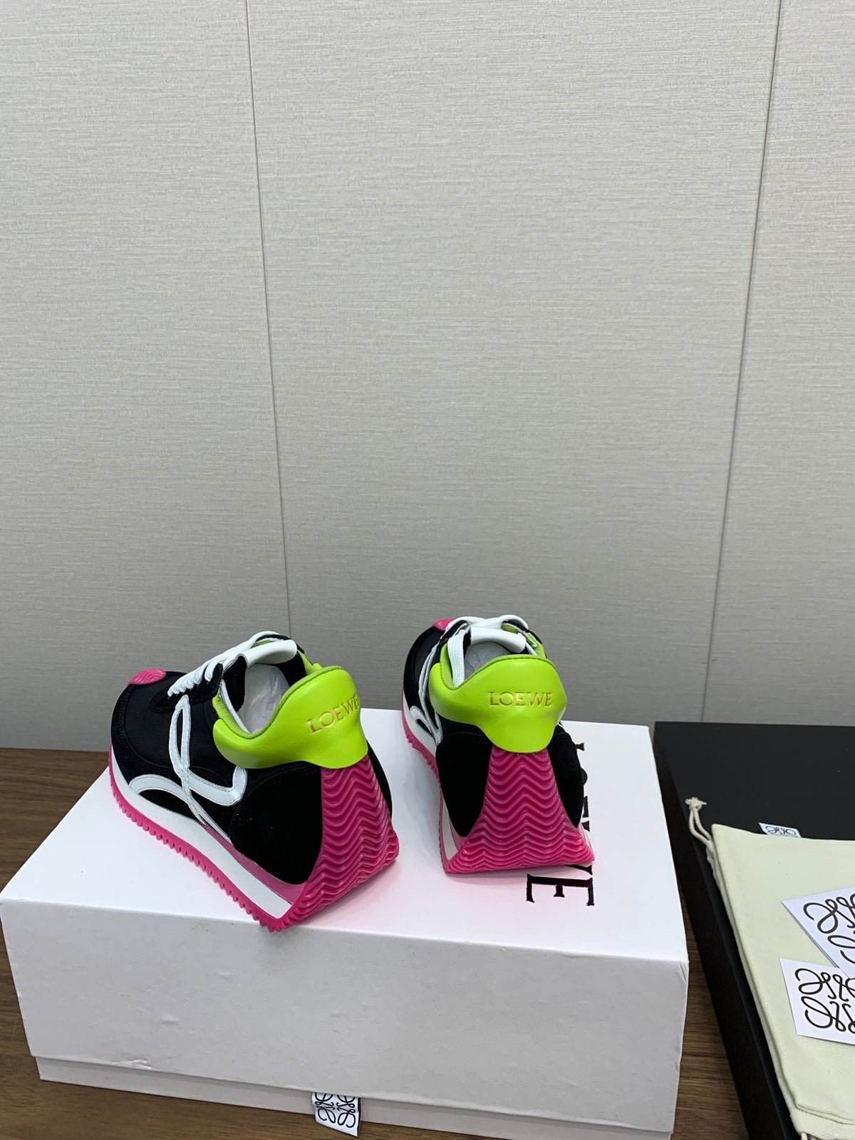 LW FLOW RUNNER SNEAKER BLACK-PINK SUEDE