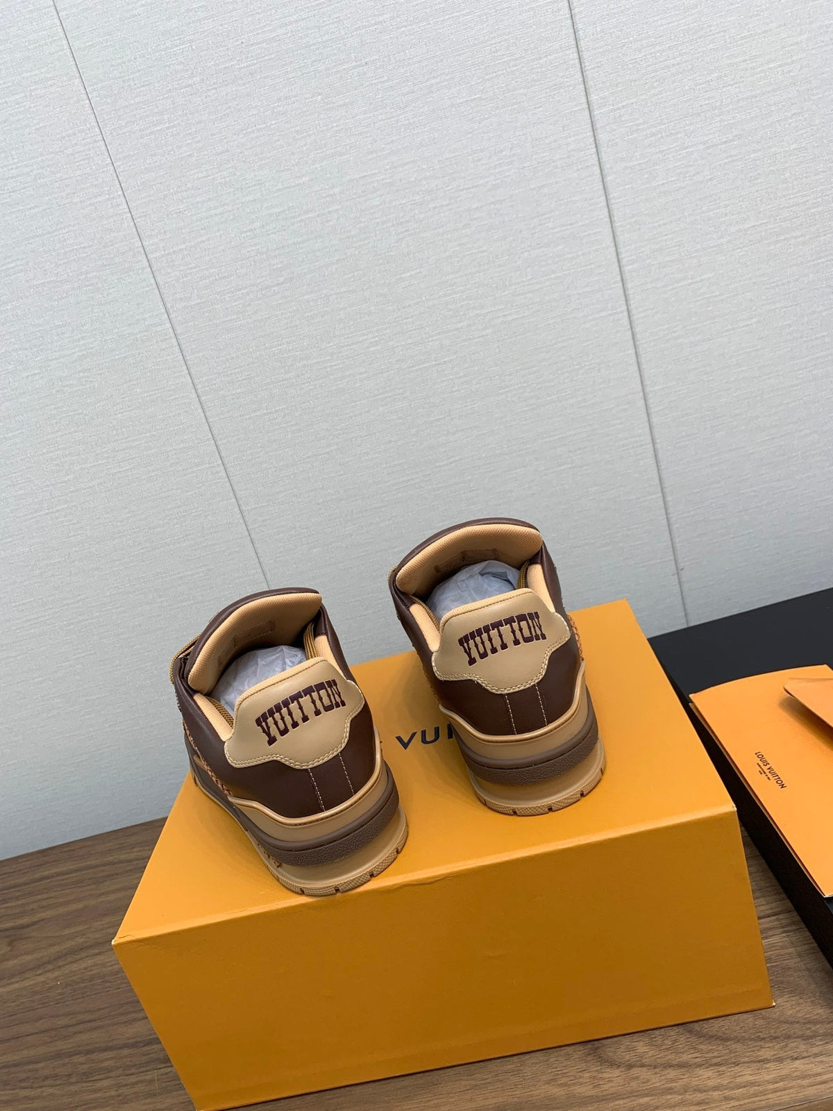 LV WOMEN'S TRAINER IN MARRON CALFSKIN