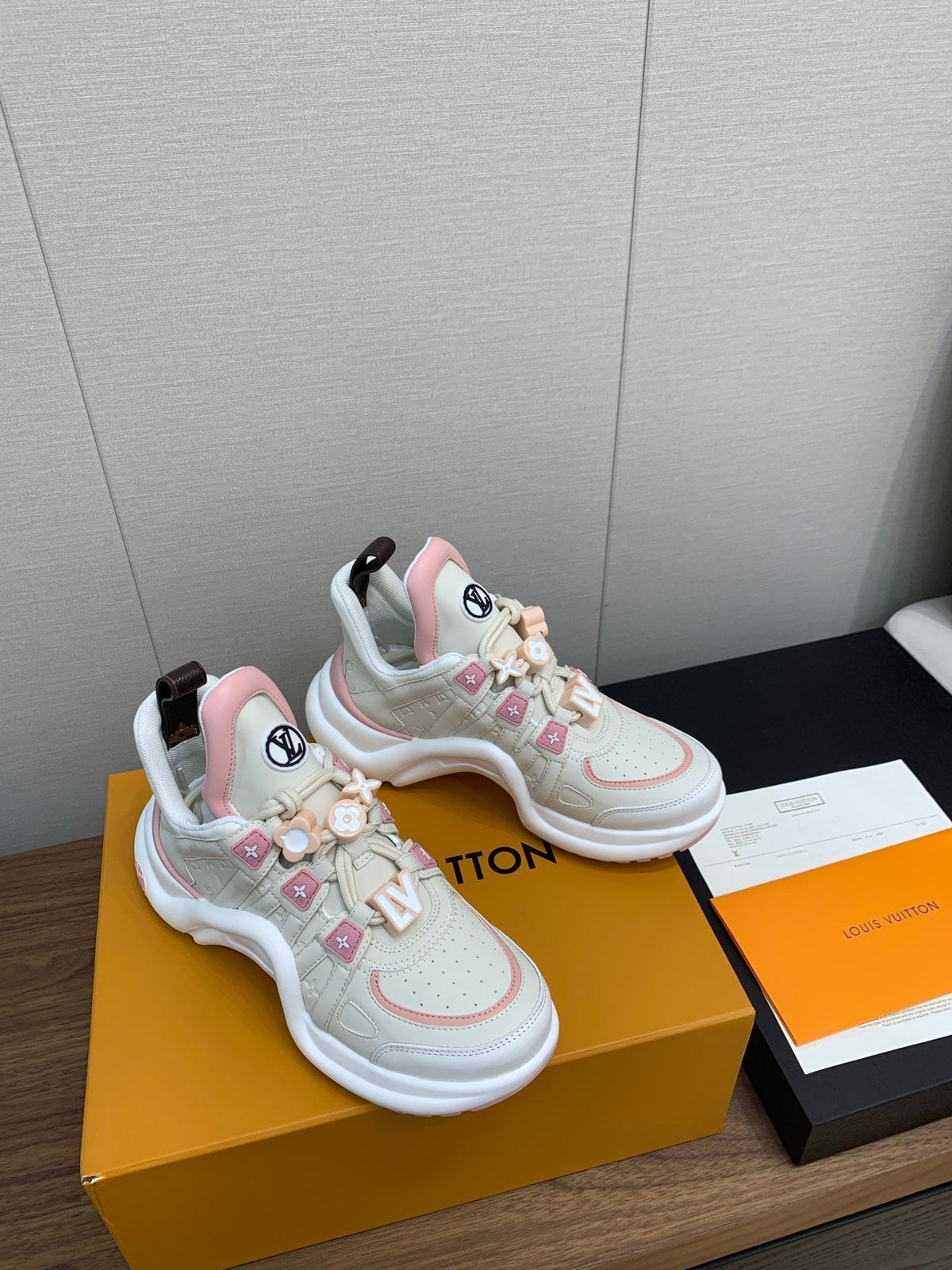 LV ARCHLIGHT SNEAKER BEIGE MIX LIGHT PINK
