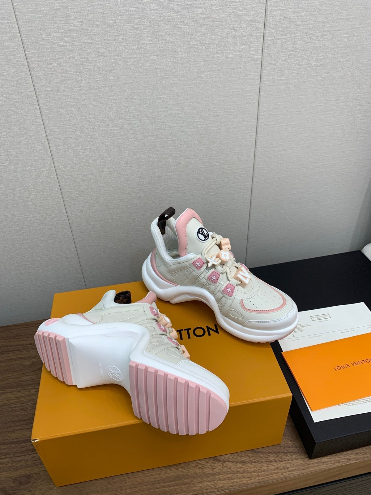 LV ARCHLIGHT SNEAKER BEIGE MIX LIGHT PINK