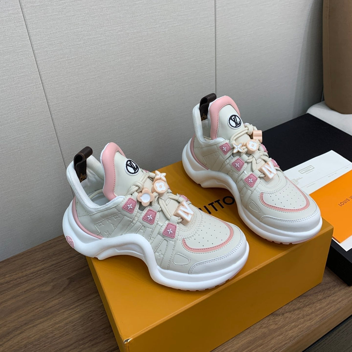 LV ARCHLIGHT SNEAKER BEIGE MIX LIGHT PINK