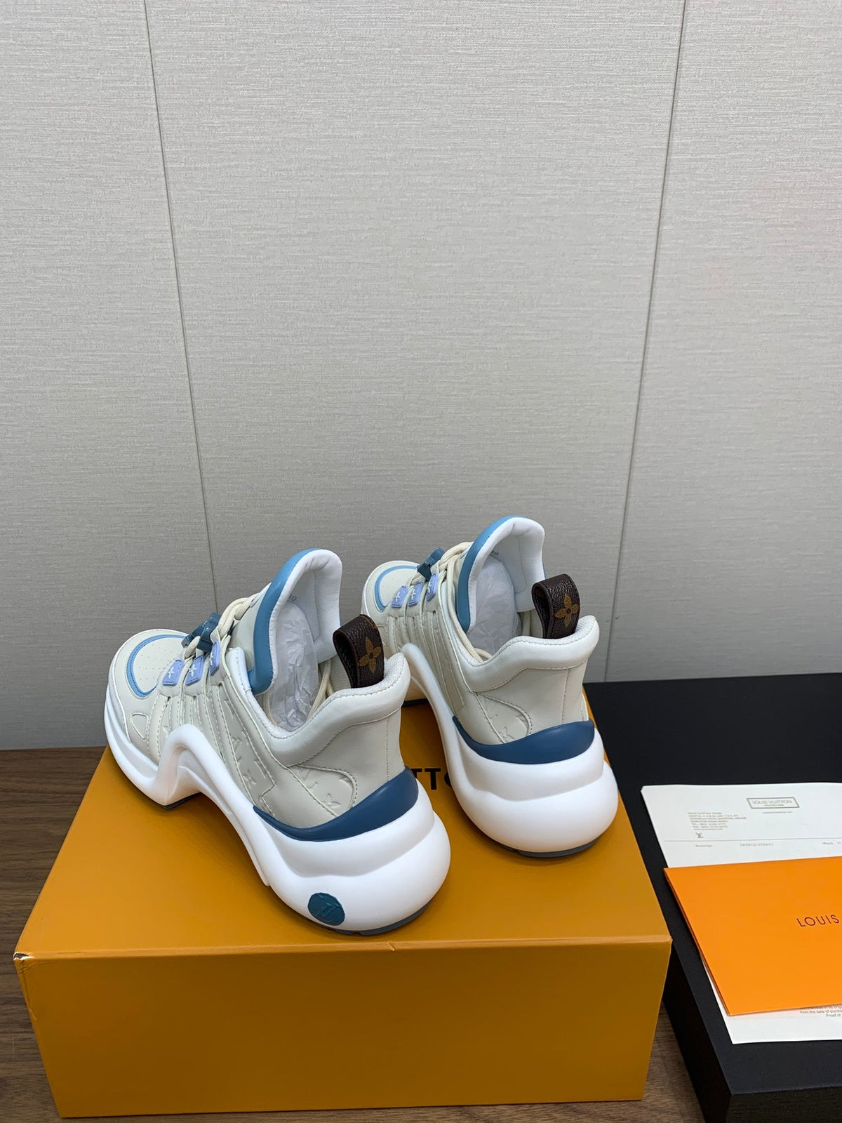 LV ARCHLIGHT SNEAKER BEIGE MIX COBALT BLUE CALFSKIN