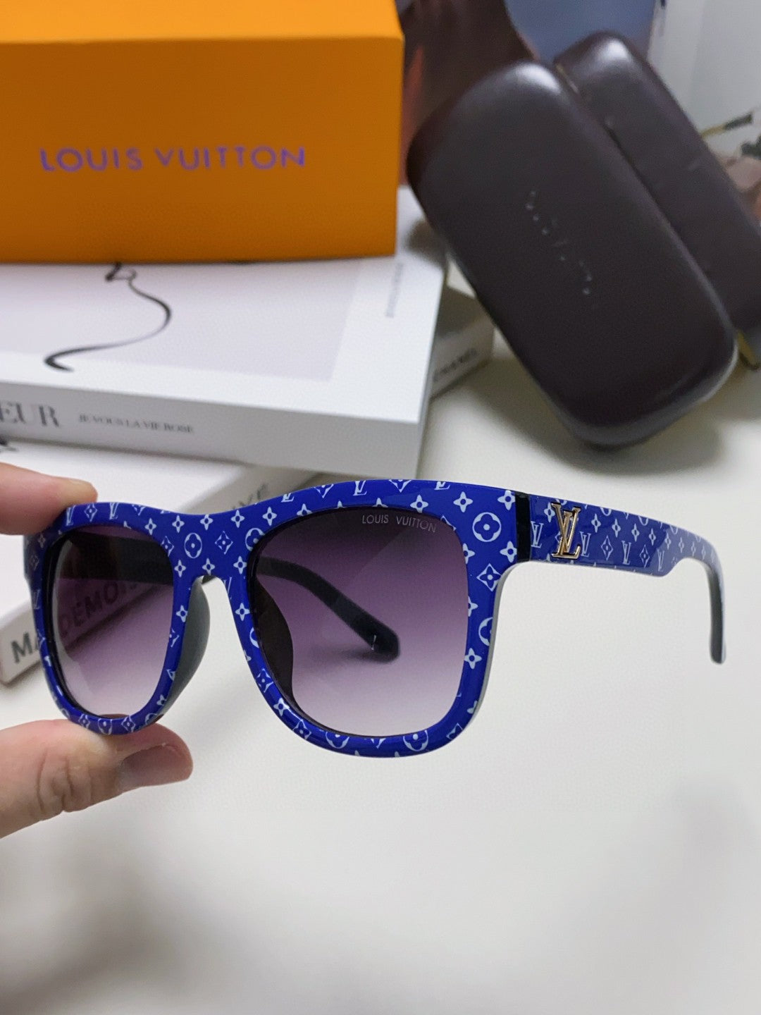 MONOGRAM SUNGLASS 581385 IN BLUE ACETATE FRAME