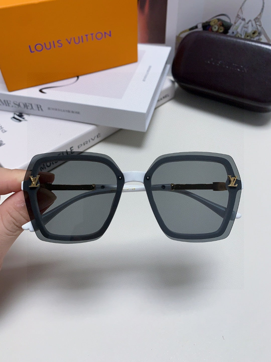 SQUARE SUNGLASSES 581356 IN WHITE ACETATE GREY LENSES