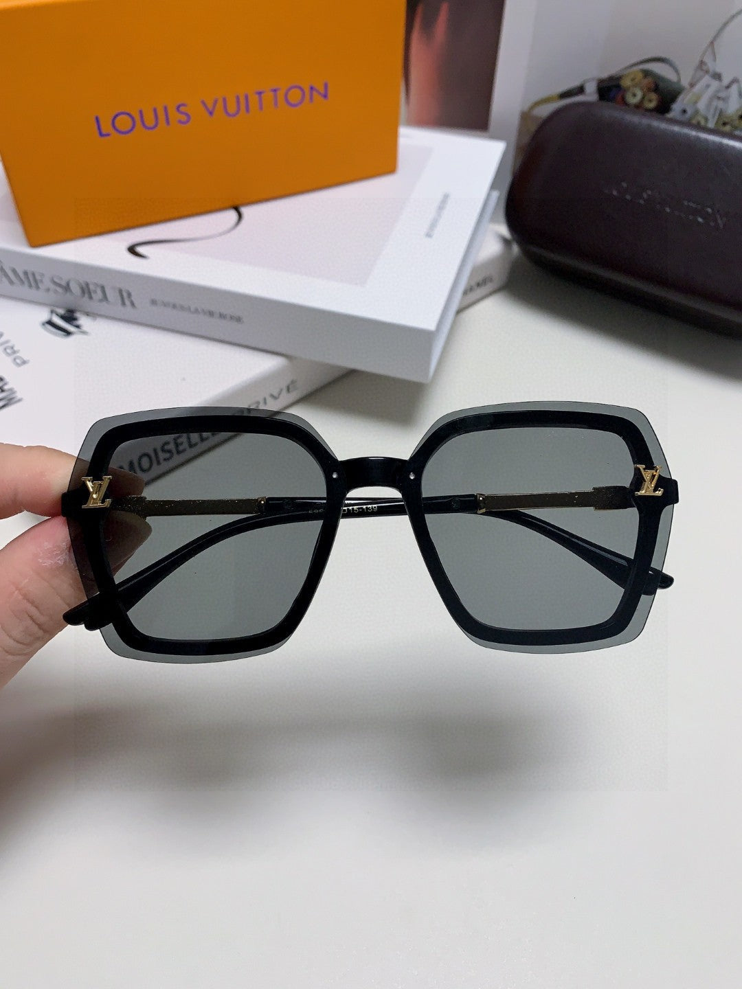 SQUARE SUNGLASSES 581357 IN BLACK ACETATE