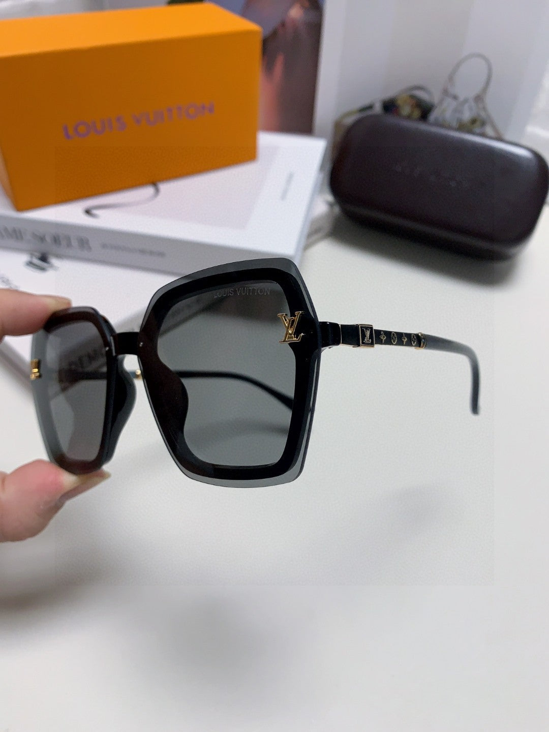 SQUARE SUNGLASSES 581357 IN BLACK ACETATE