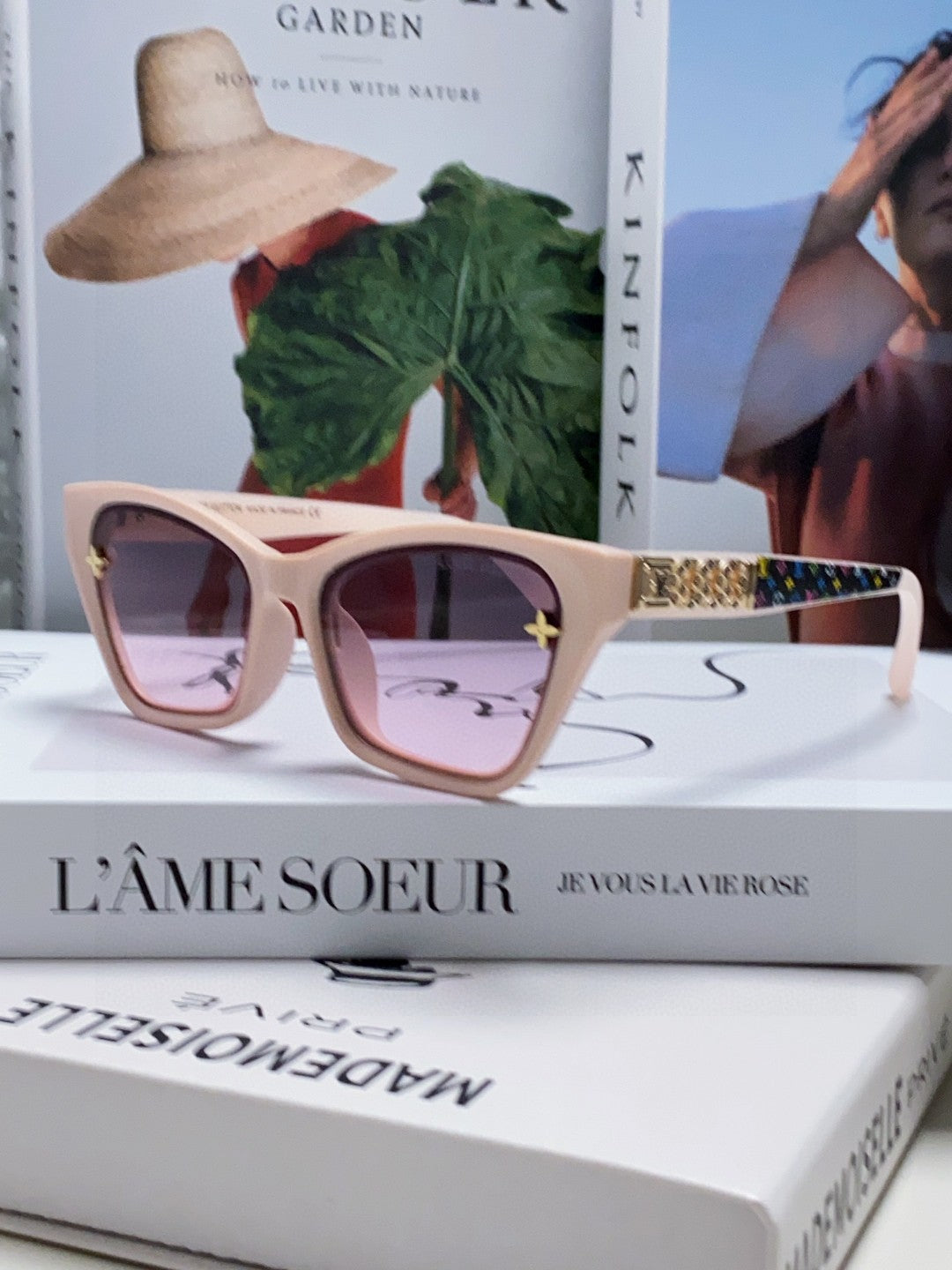 SQUARE SUNGLASSES 581358 IN NUDE PINK ACETATE EMBOSSED MONOGRAM LOGO