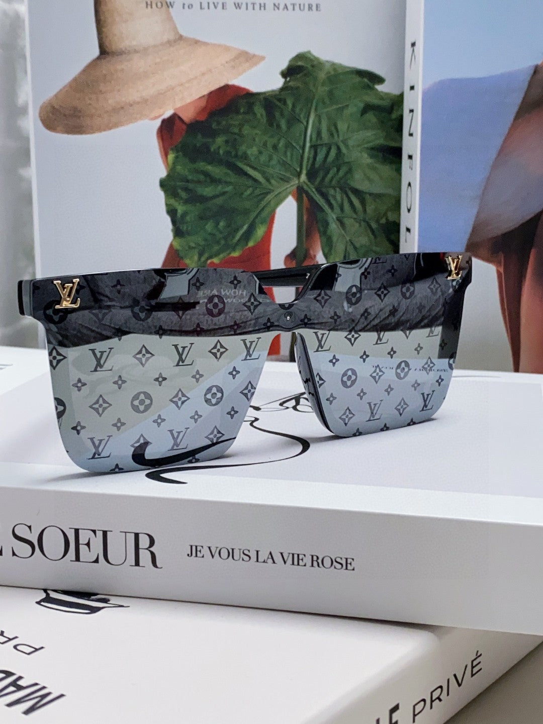 SQUARE SUNGLASS 581366 IN BLACK ACETATE MONOGRAM MASK ON LENS
