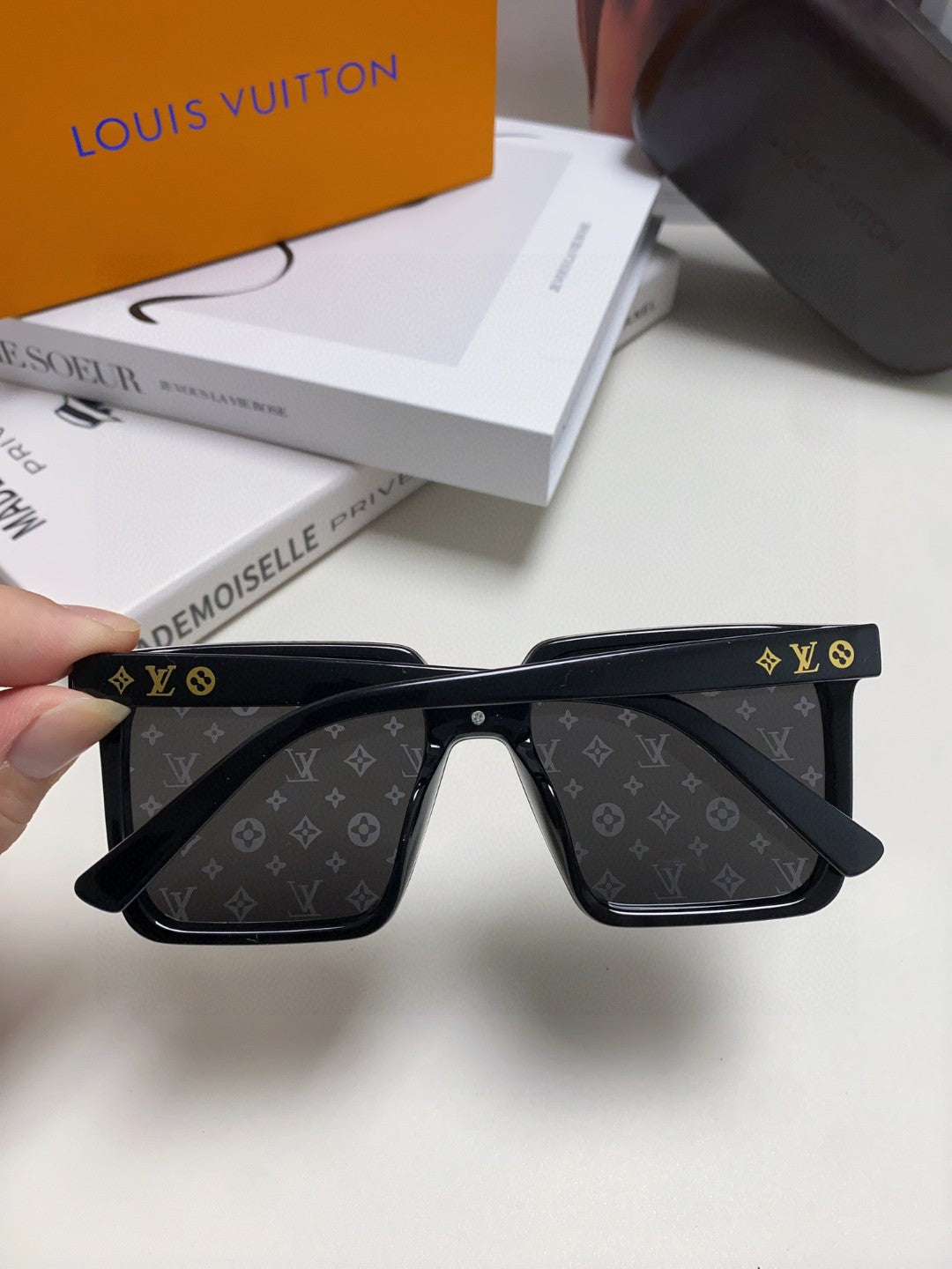 SQUARE SUNGLASS 581366 IN BLACK ACETATE MONOGRAM MASK ON LENS