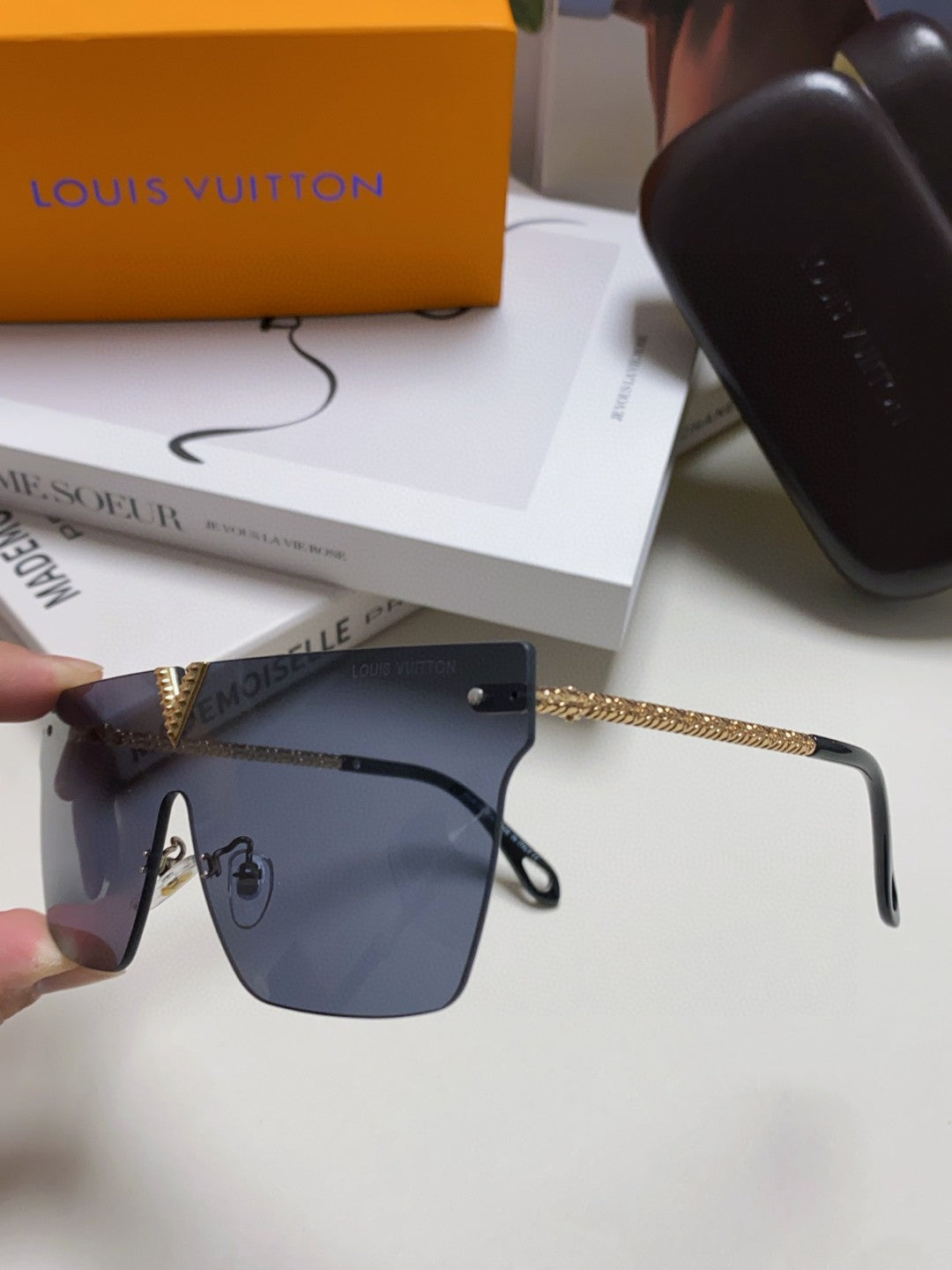 SQUARE SUNGLASS 581372 IN GOLD METAL GREY LENSES