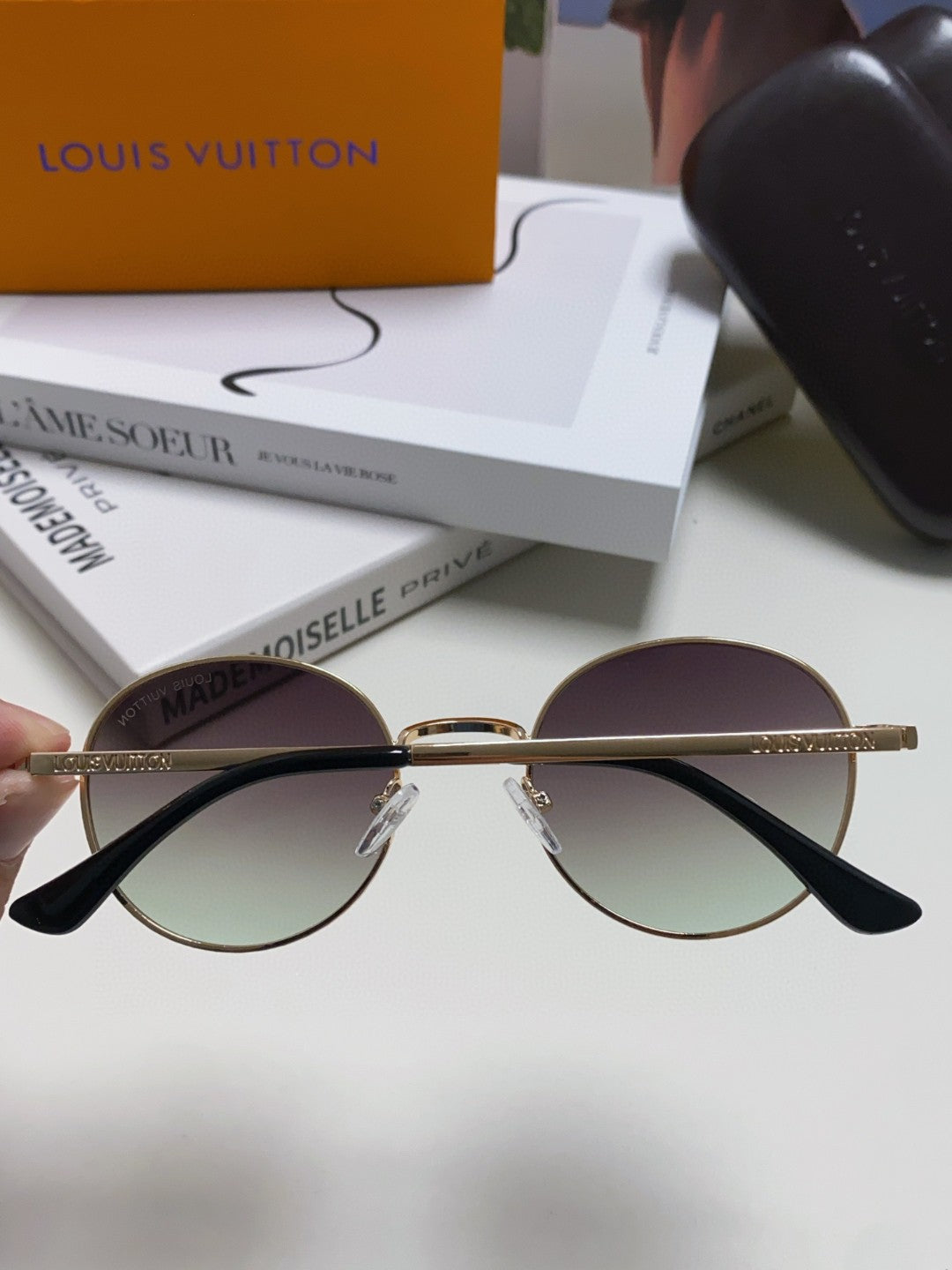 SIGNATURE ROUND SUNGLASS 581381 IN GOLD METAL GREY SMOKE LENSES