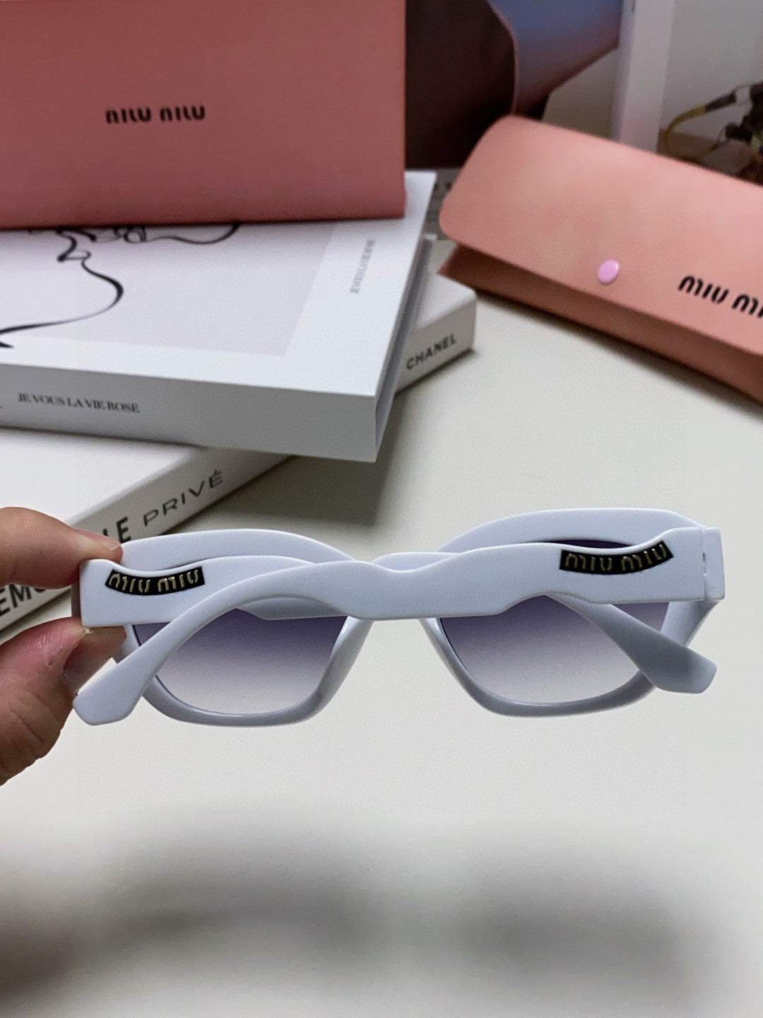 LOGO CAT EYE SUNGLASSES 513007 IN WHITE ACETATE WAVY FRAME