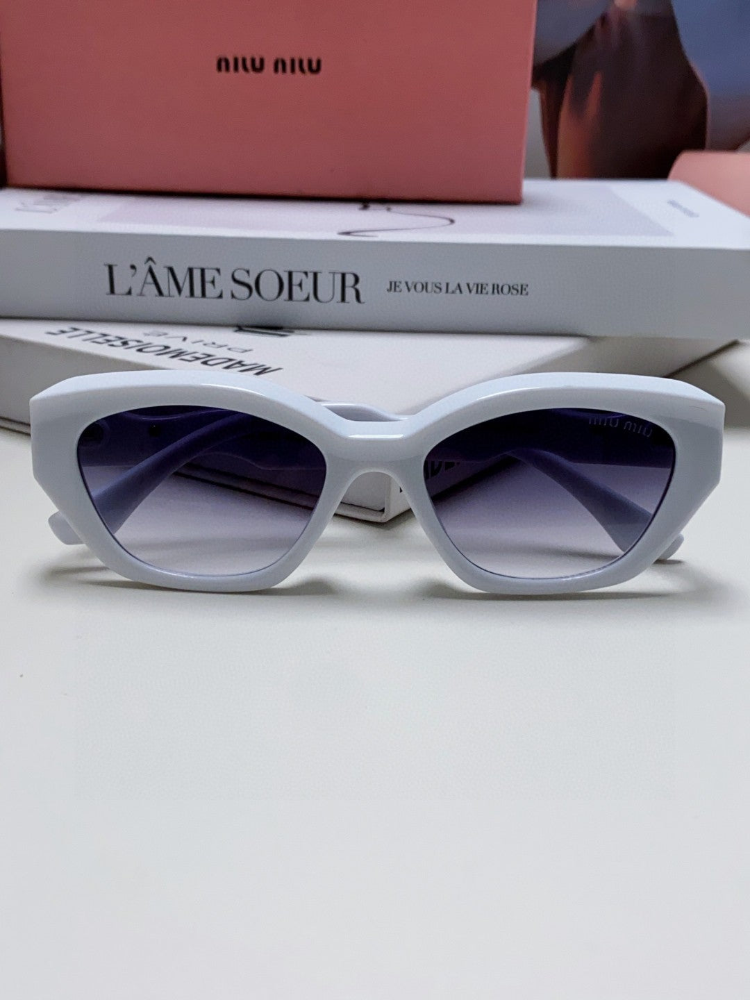 LOGO CAT EYE SUNGLASSES 513007 IN WHITE ACETATE WAVY FRAME