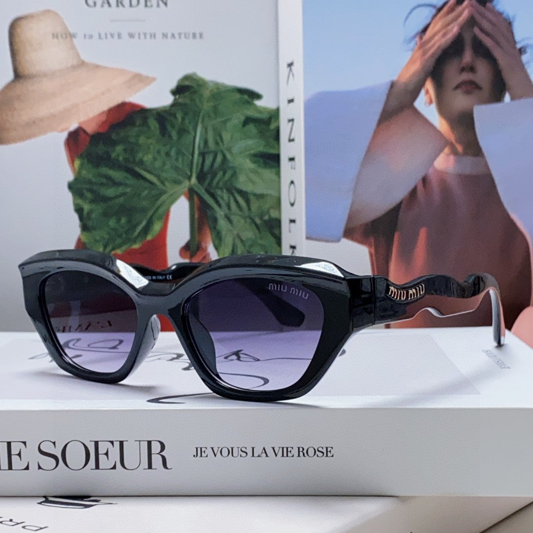 LOGO CAT EYE SUNGLASSES 513008 IN BLACK ACETATE WAVY FRAME