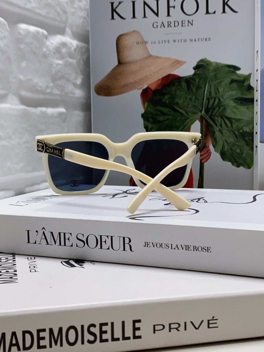 SQUARE SUNGLASSES 632878 IN WHITE ACETATE