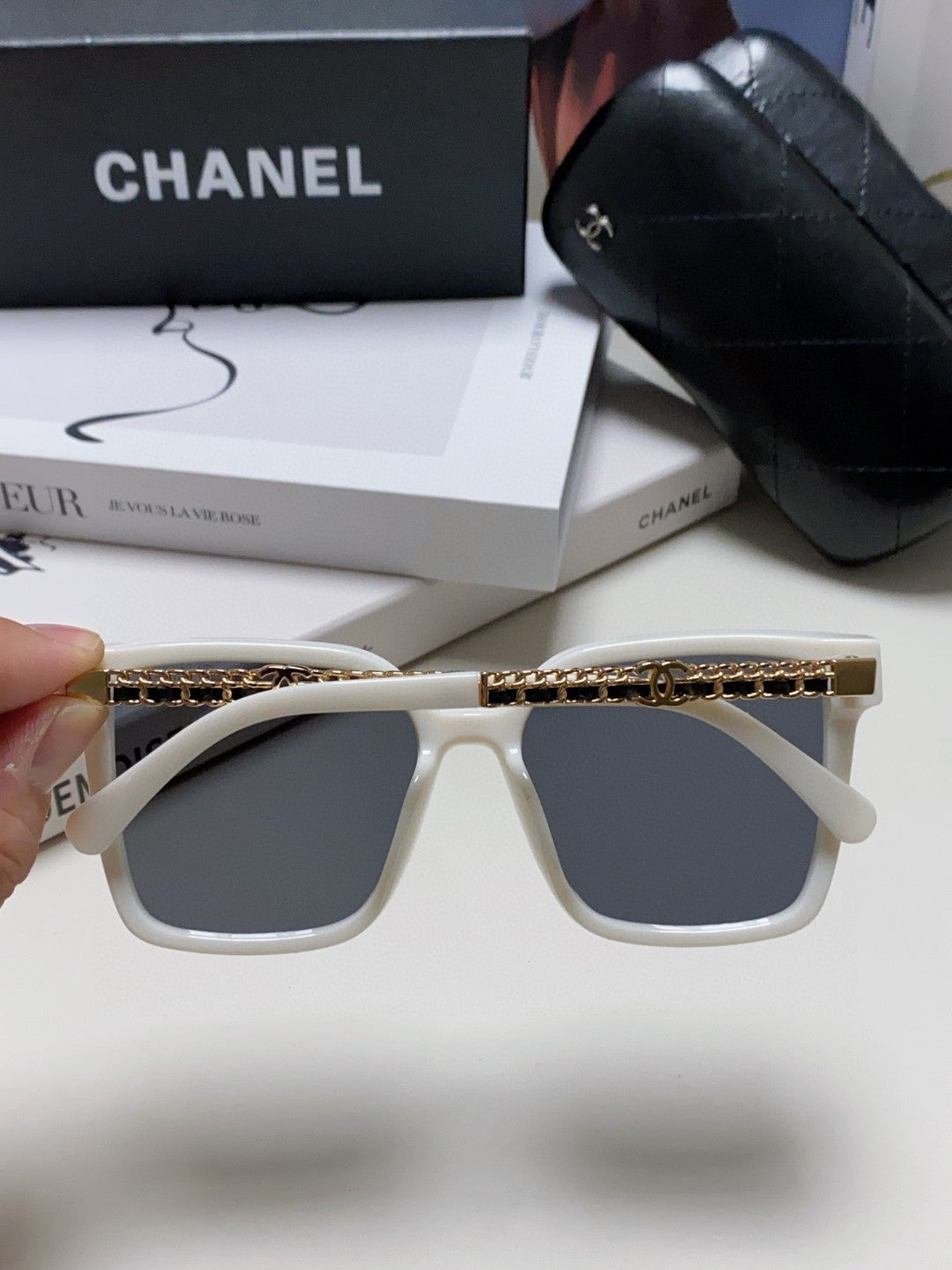 SQUARE SUNGLASSES 632885 IN WHITE ACETATE