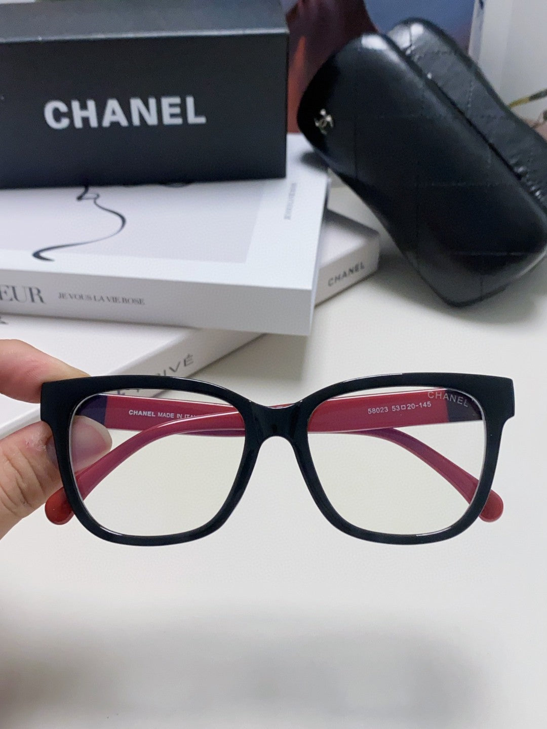 SQUARE SUNGLASSES 632889 IN BLACK AND RED ACETATE
