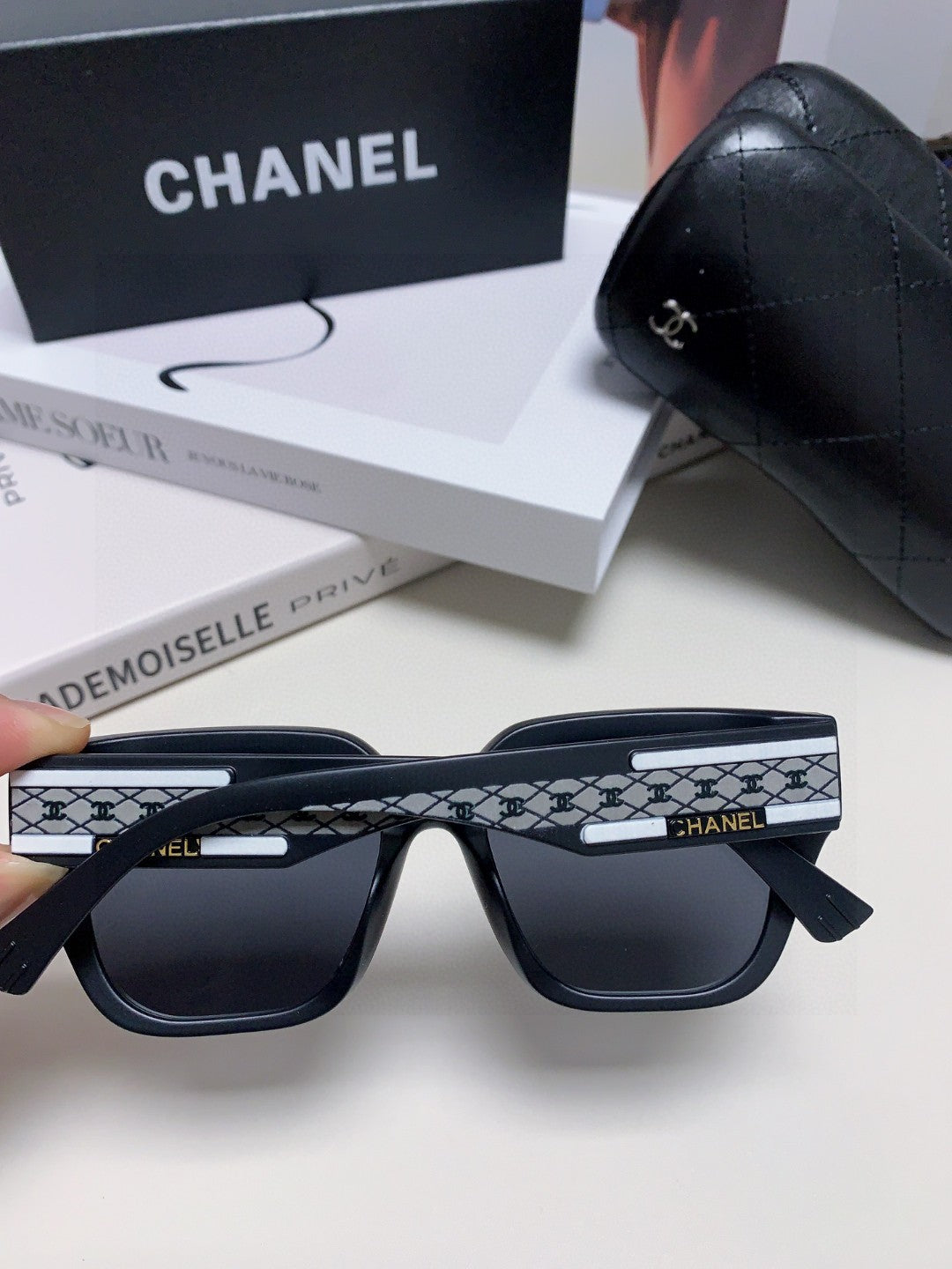 SQUARE SUNGLASSES 632697 IN BLACK ACETATE