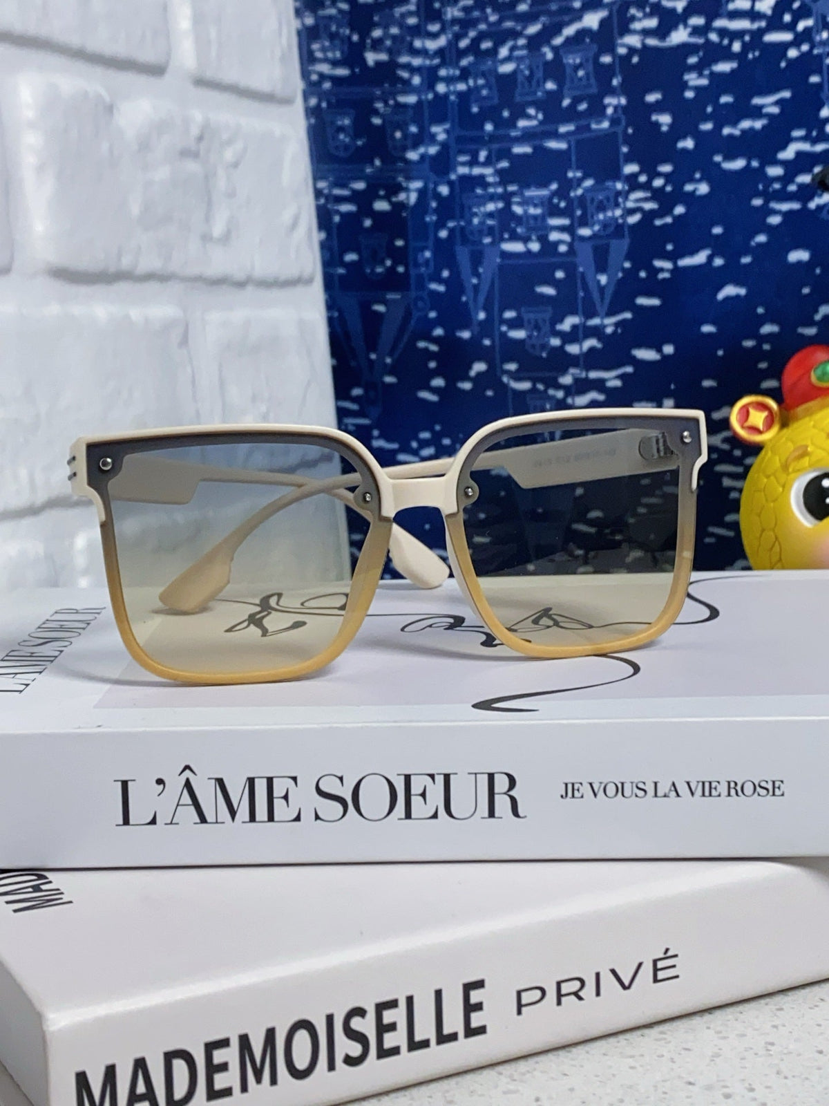 MONTAIGNE SUNGLASS 560858 IN IVORY ACETATE GREY YELLOW SMOKE LENSES