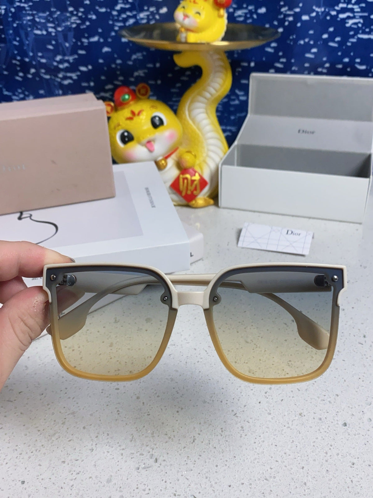 MONTAIGNE SUNGLASS 560858 IN IVORY ACETATE GREY YELLOW SMOKE LENSES