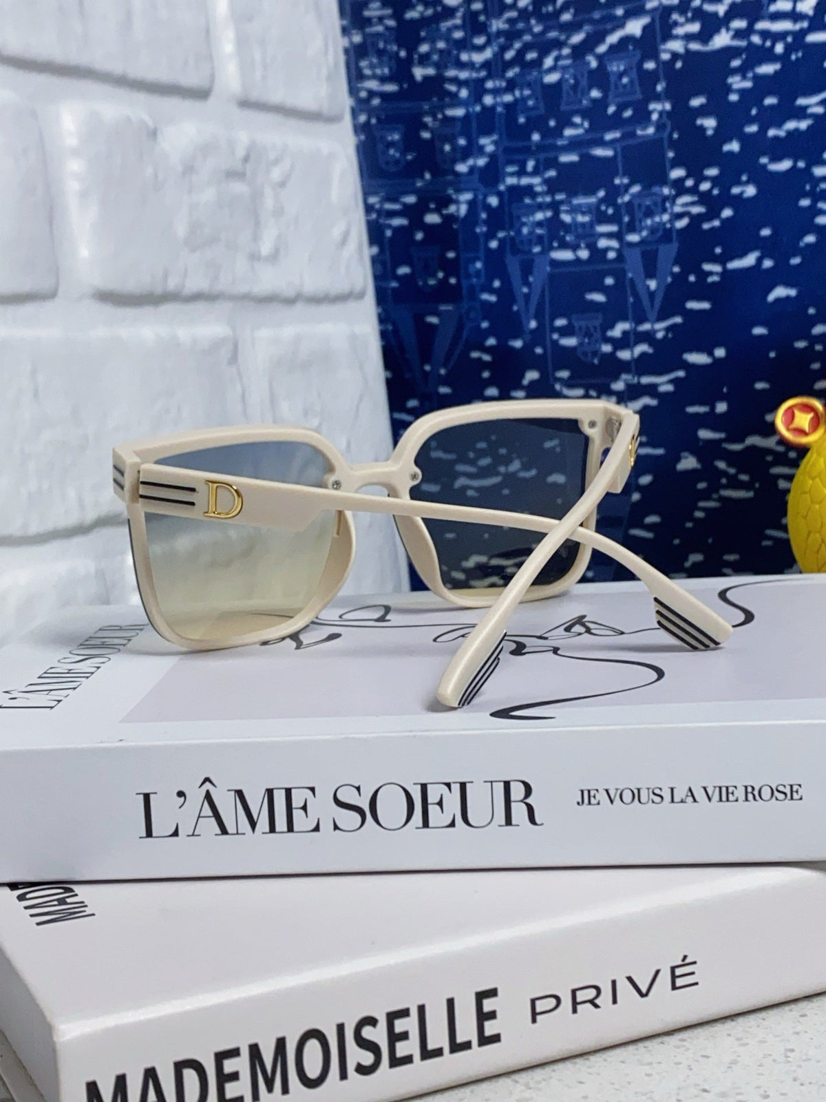 MONTAIGNE SUNGLASS 560858 IN IVORY ACETATE GREY YELLOW SMOKE LENSES