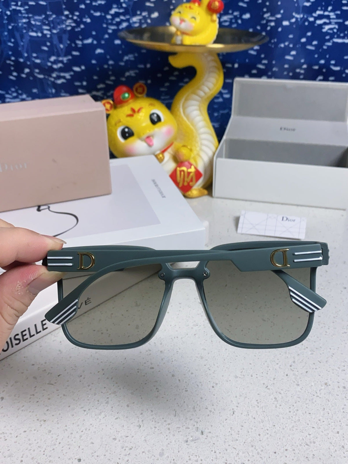 MONTAIGNE SUNGLASS 560860 IN TAN GREEN ACETATE