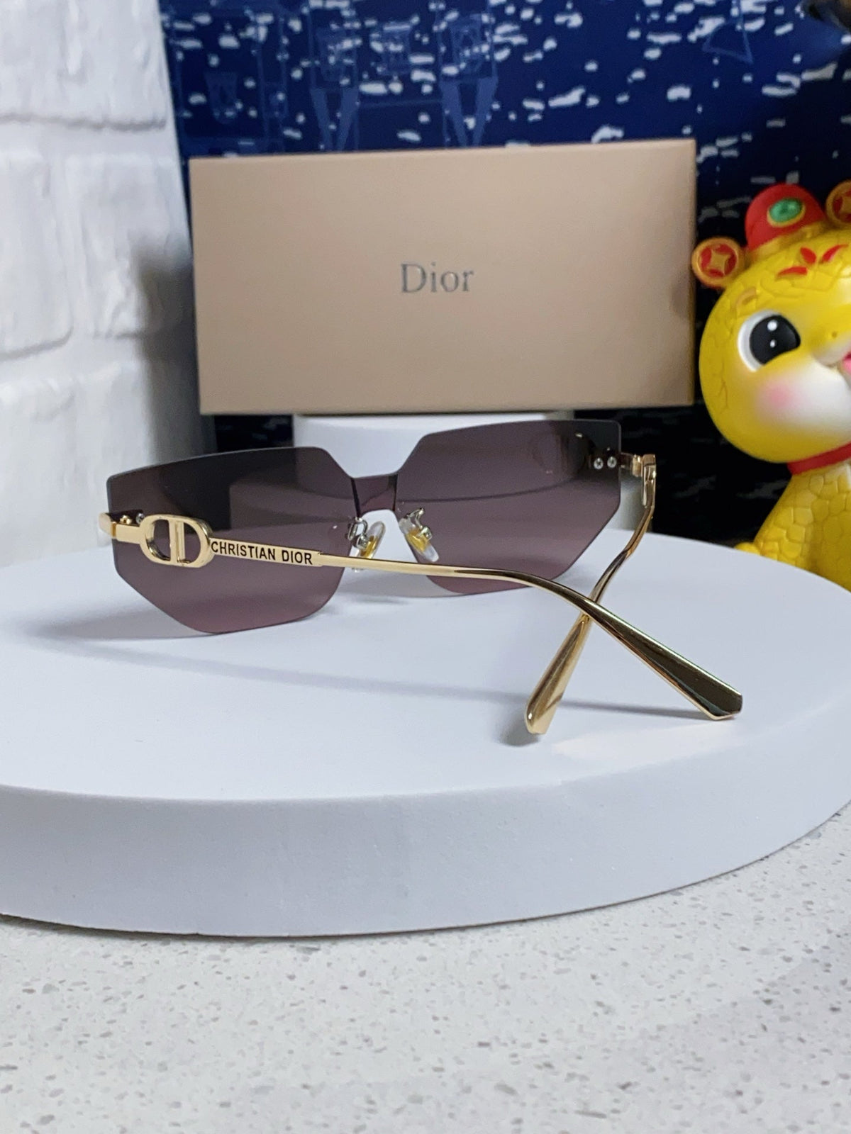 MONTAIGNE SUNGLASS 563192 IN GOLD METAL BROWN SMOKE LENSES