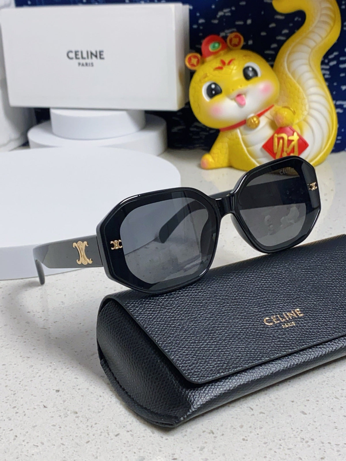 TRIOMPHE SQUARE SUNGLASS 566744 IN BLACK ACETATE