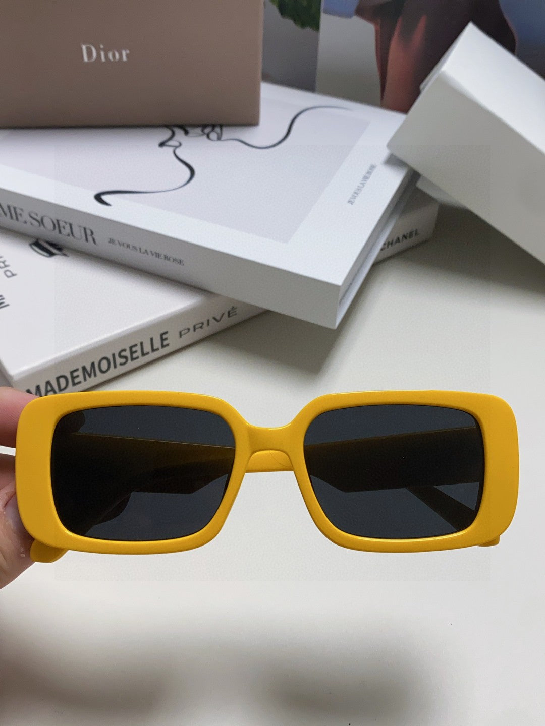MONTAIGNE SUNGLASS 571593 IN YELLOW ACETATE TEXT LOGO