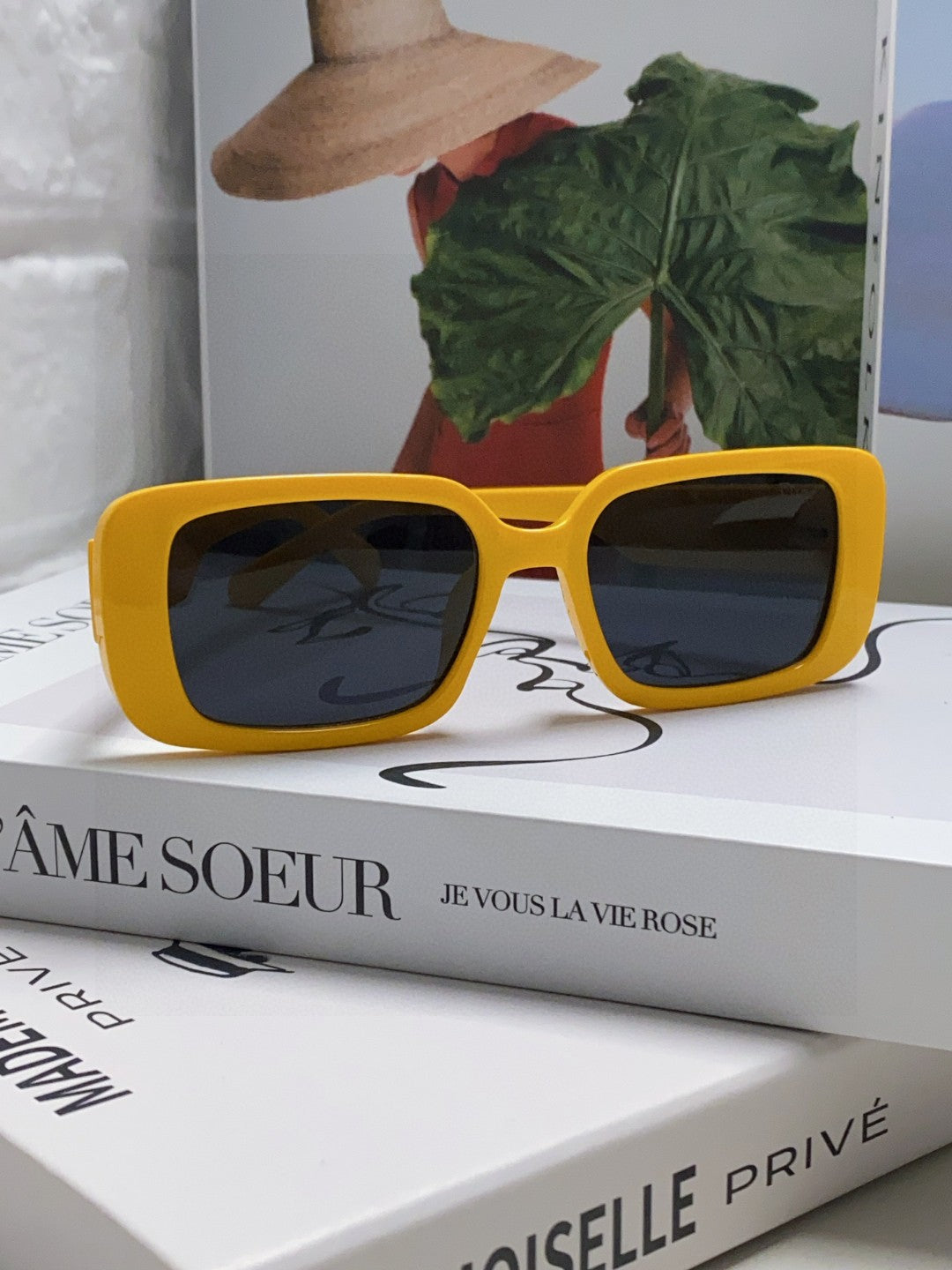 MONTAIGNE SUNGLASS 571593 IN YELLOW ACETATE TEXT LOGO