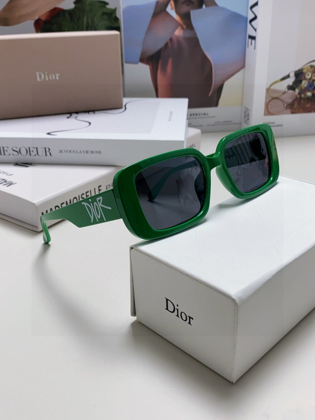 MONTAIGNE SUNGLASS 571594 IN GREEN ACETATE TEXT LOGO