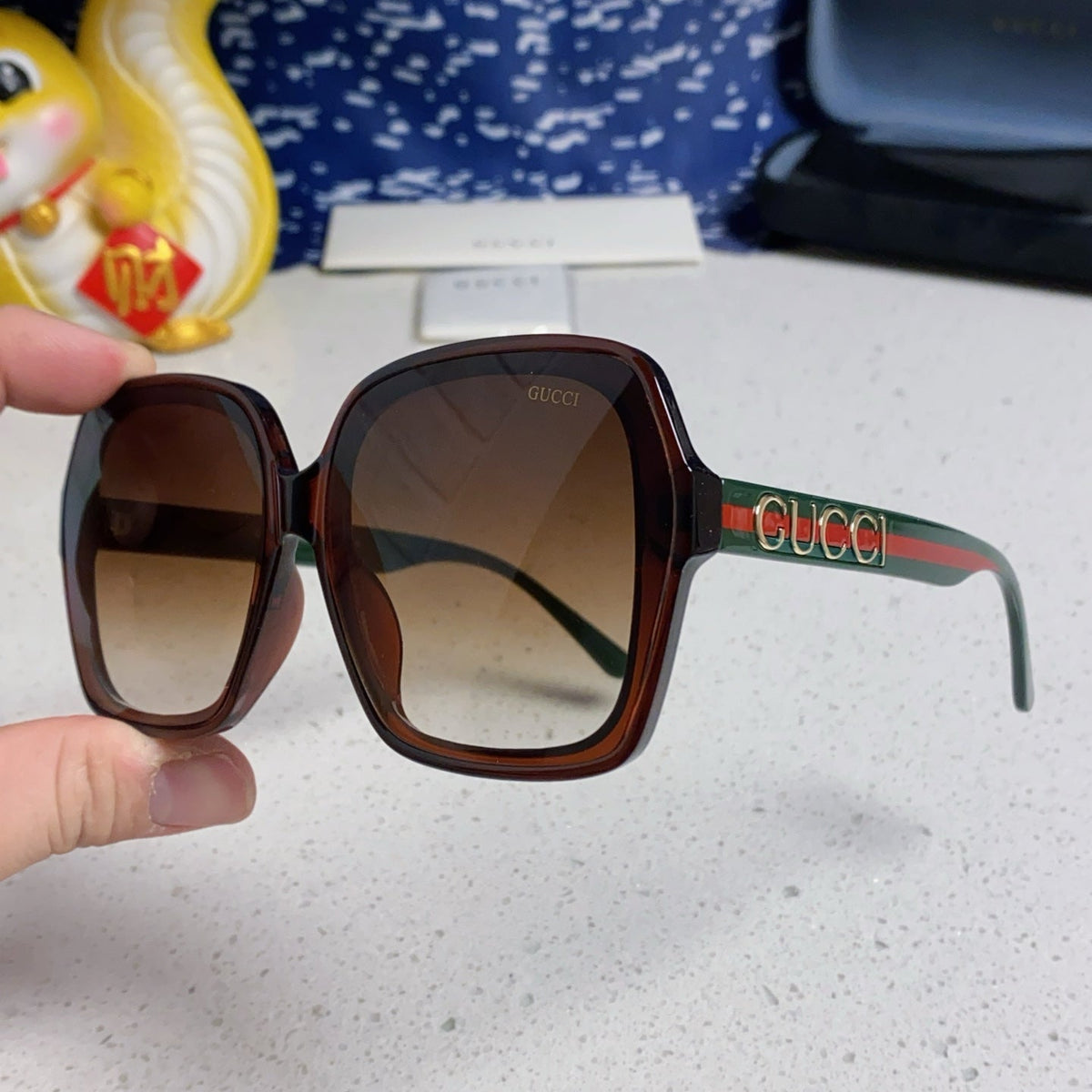 SQUARE FRAME SUNGLASSES 573309 IN ACETATE EMBOSSED LOGO