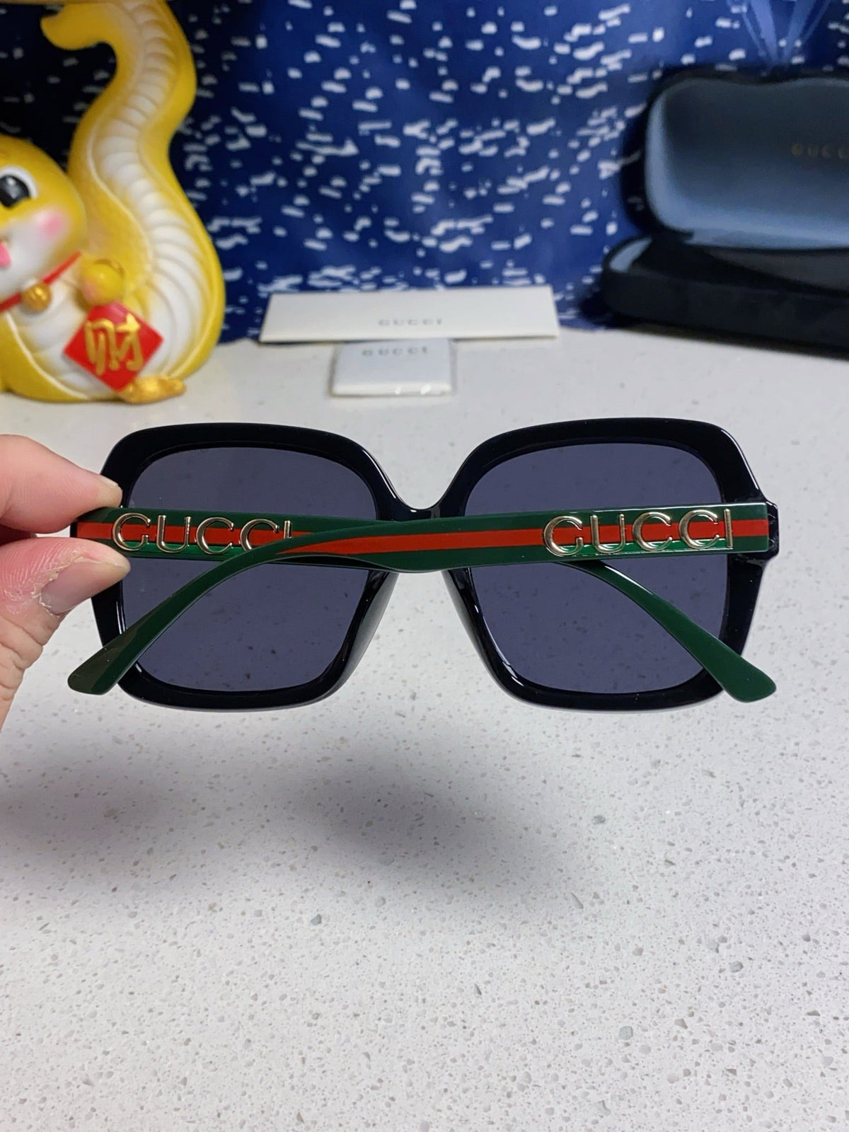 SQUARE FRAME SUNGLASSES 573309 IN ACETATE EMBOSSED LOGO