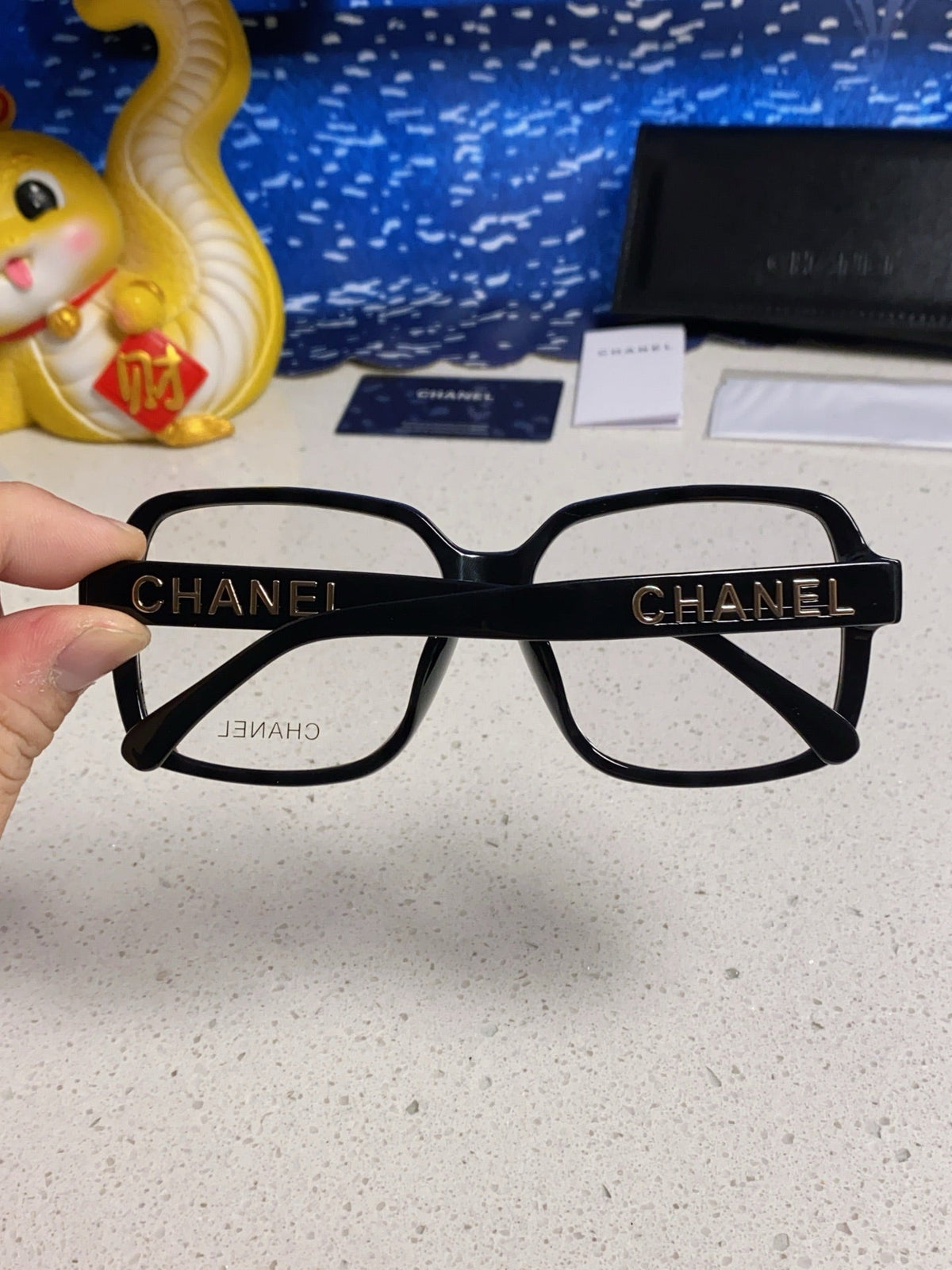 SQUARE SUNGLASSES 638934 IN BLACK ACETATE