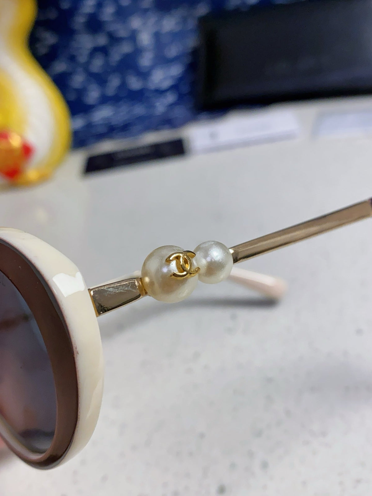 OVAL SUNGLASSES 640343 IN IVORY BROWN ACETATE METAL FRAME EMBOSSED PEARL