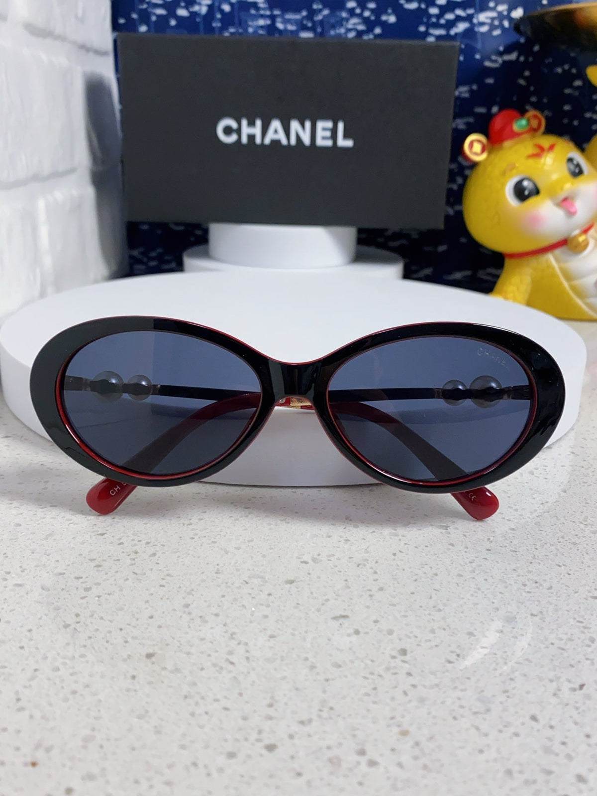 OVAL SUNGLASSES 640344 IN BLACK RED ACETATE METAL FRAME EMBOSSED PEARL