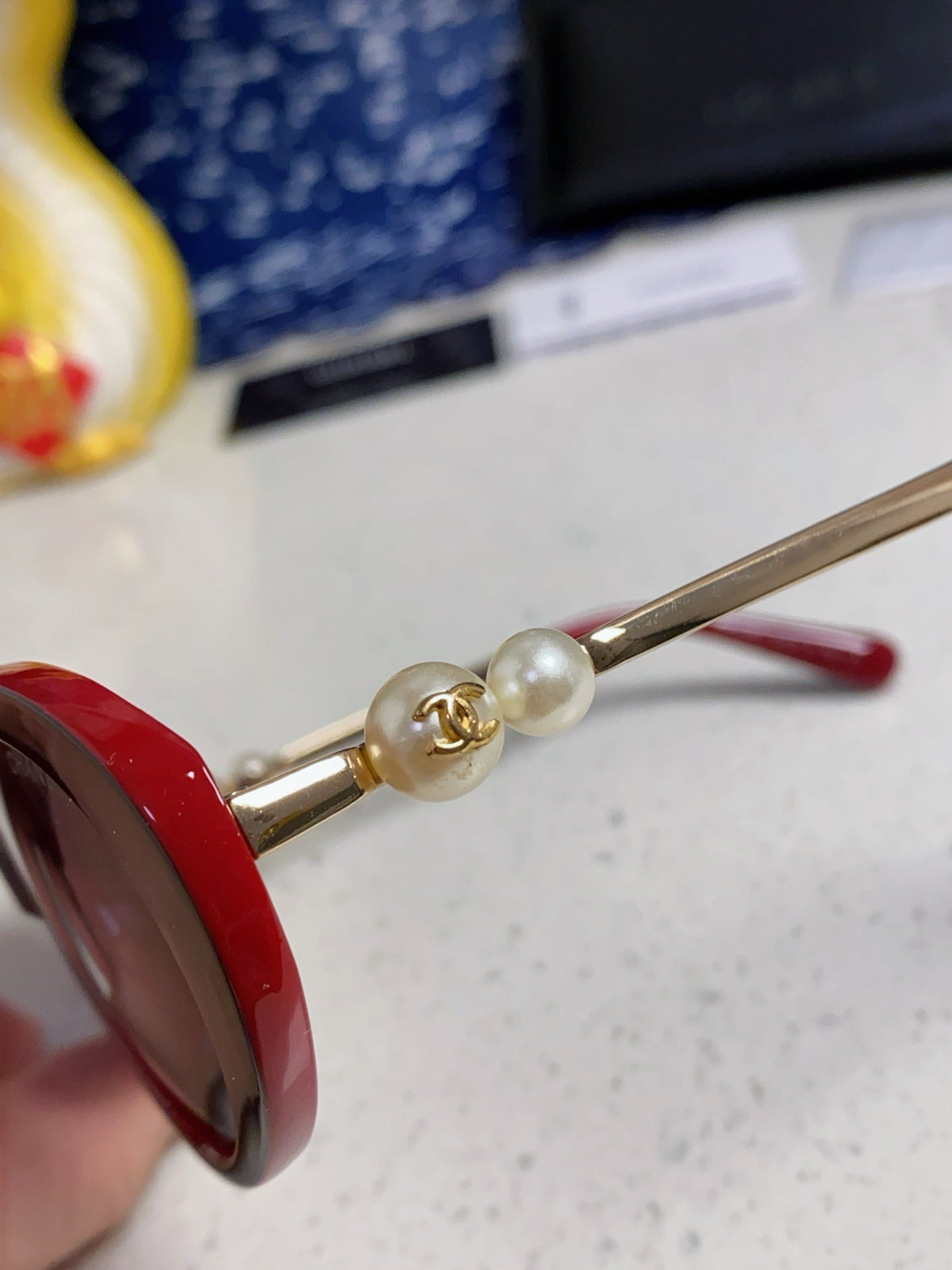 OVAL SUNGLASSES 640344 IN BLACK RED ACETATE METAL FRAME EMBOSSED PEARL