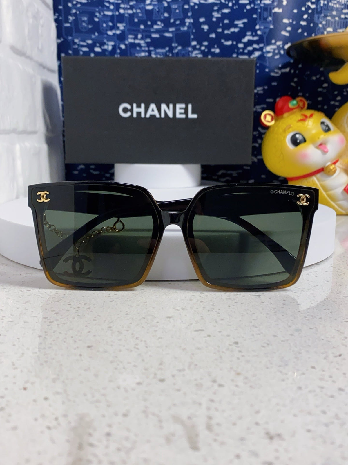 SQUARE SUNGLASSES 641808 IN BLACK OMBRE ORANGE ACETATE GOLD CHAIN