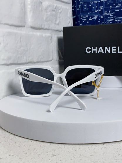 SQUARE SUNGLASSES 641811 IN WHITE ACETATE GOLD CHAIN