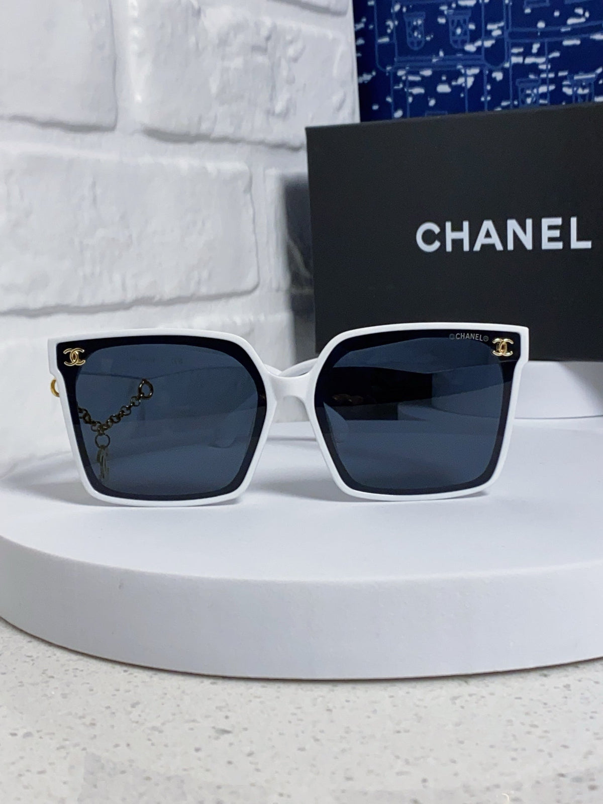 SQUARE SUNGLASSES 641811 IN WHITE ACETATE GOLD CHAIN
