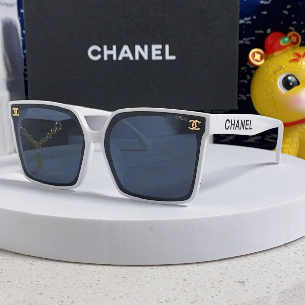 SQUARE SUNGLASSES 641811 IN WHITE ACETATE GOLD CHAIN