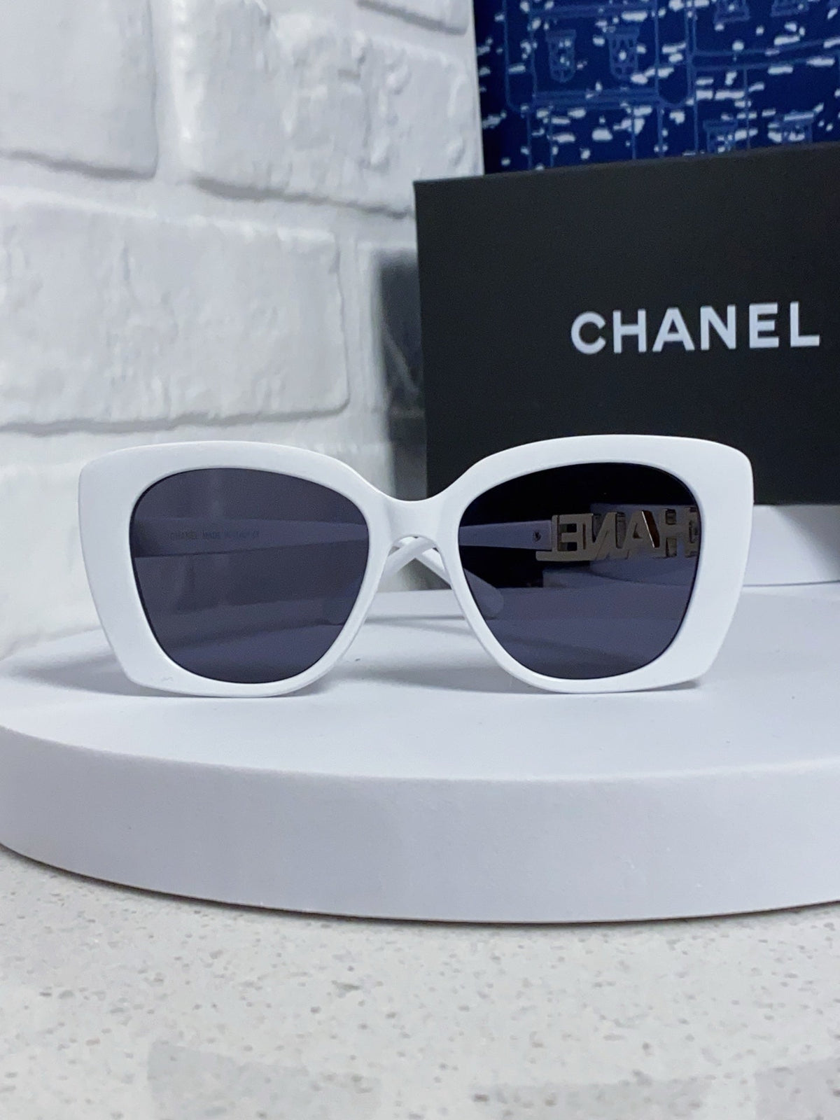 BUTTERFLY SUNGLASSES 641814 IN WHITE ACETATE GOLD METAL LOGO
