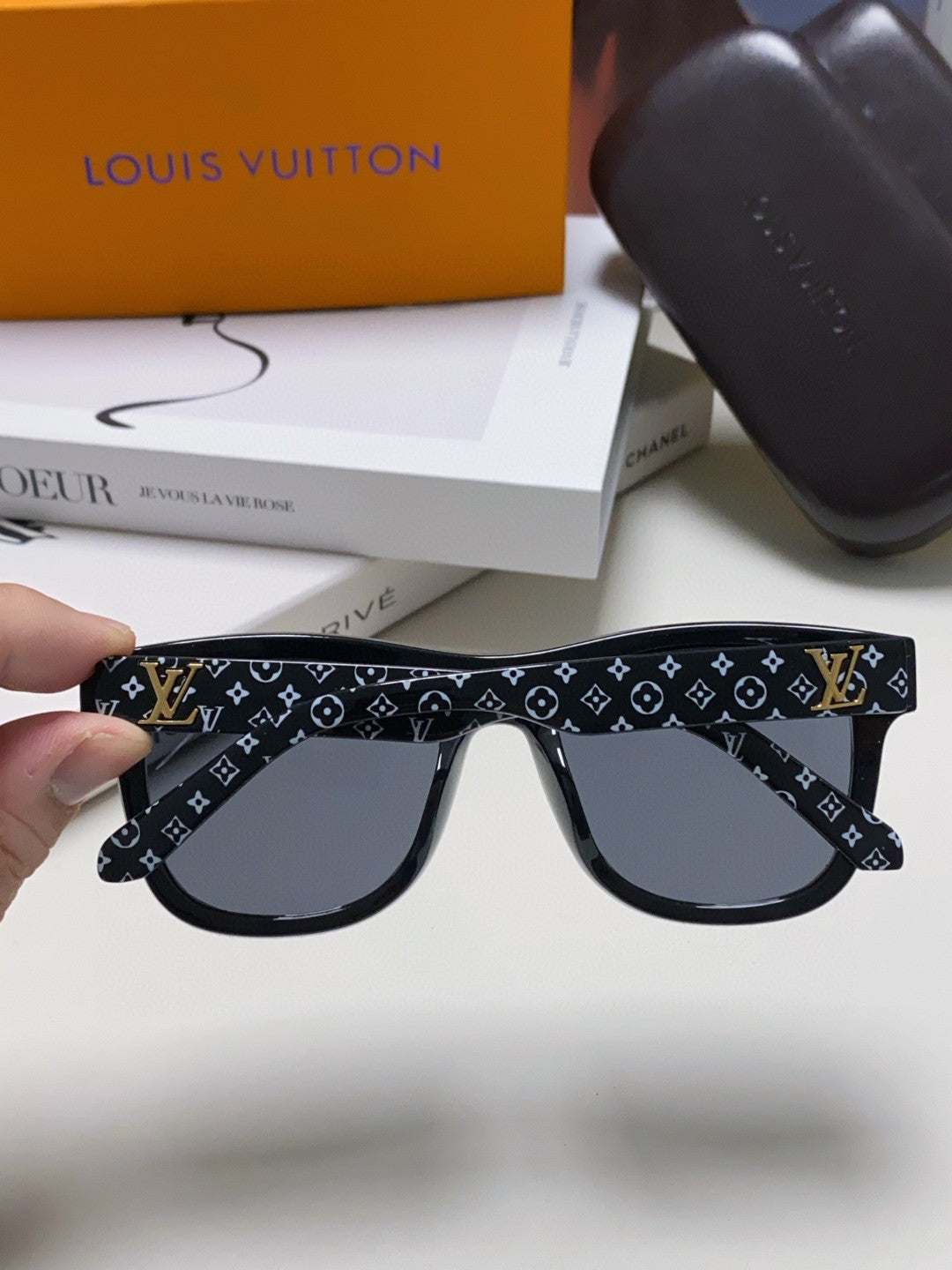 MONOGRAM SUNGLASS 581386 IN BLACK ACETATE FRAME