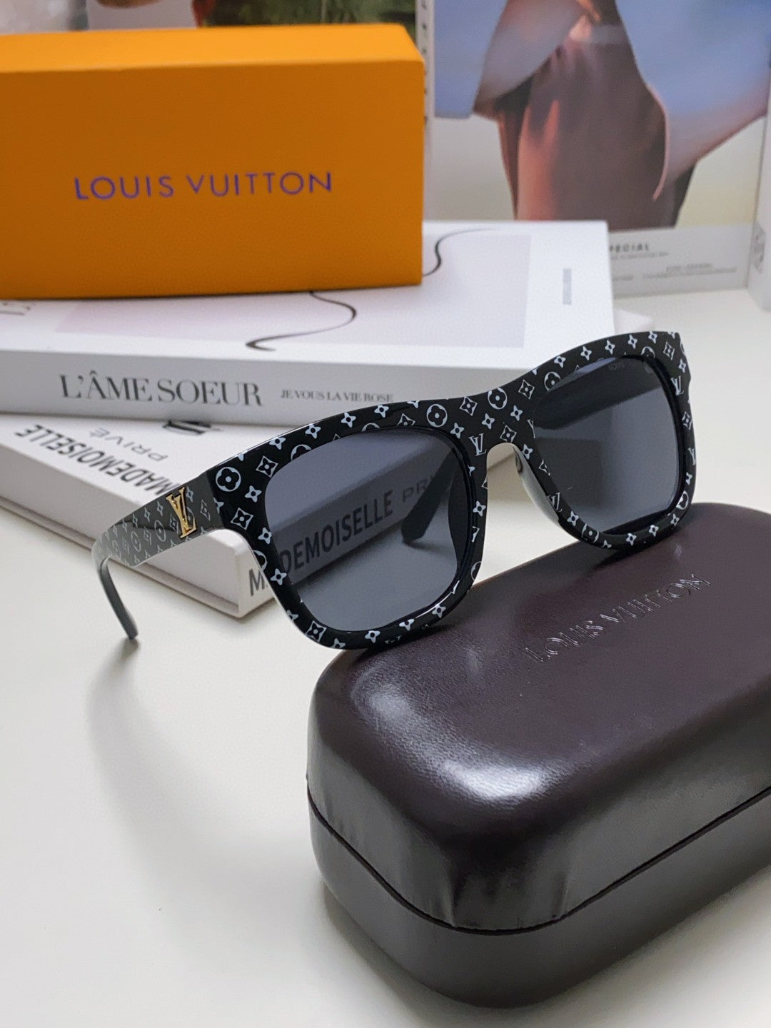 MONOGRAM SUNGLASS 581386 IN BLACK ACETATE FRAME