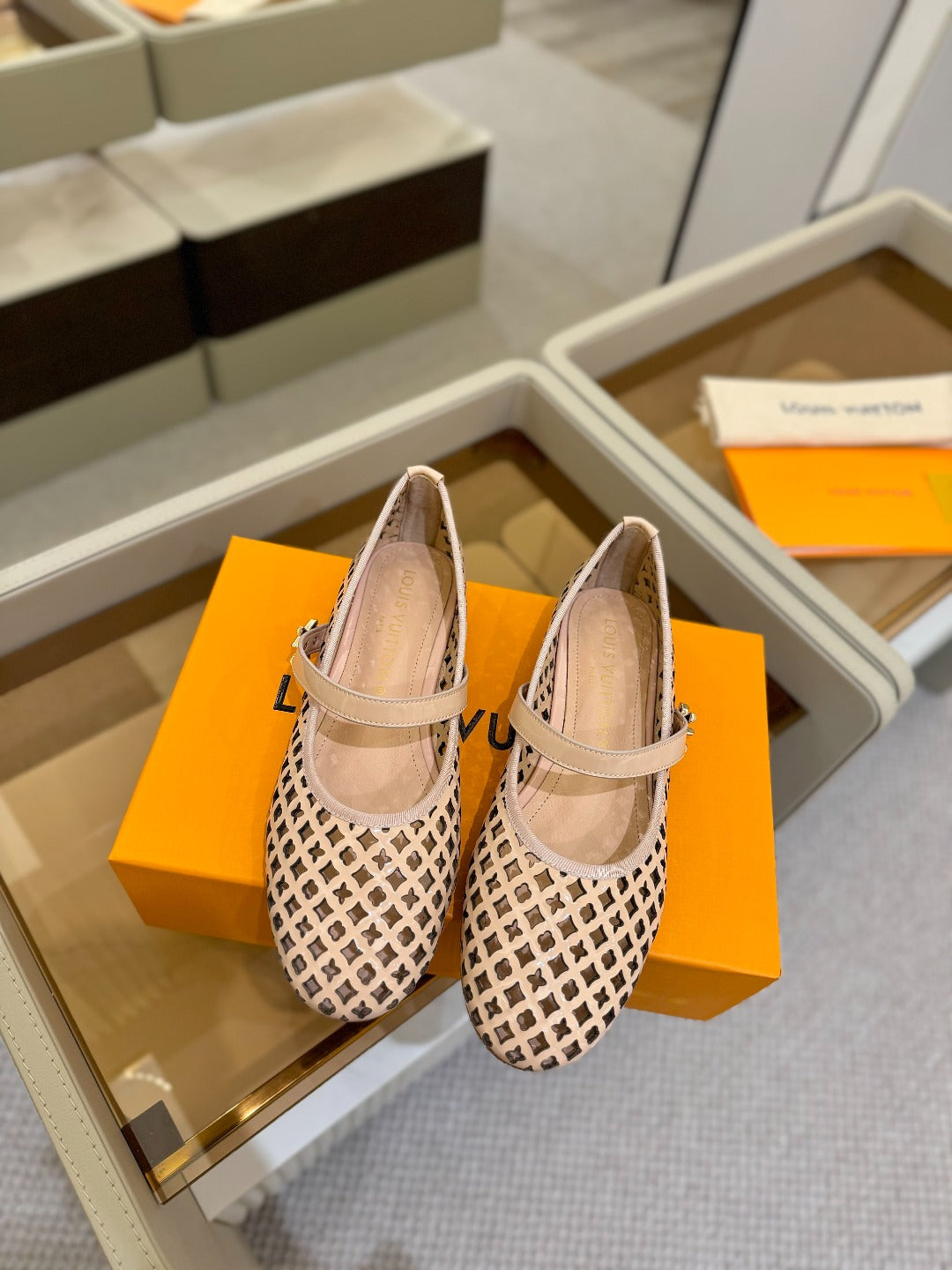 ROMY FLAT BALLERINA IN LIGHT PINK MESH PATENT CALFSKIN