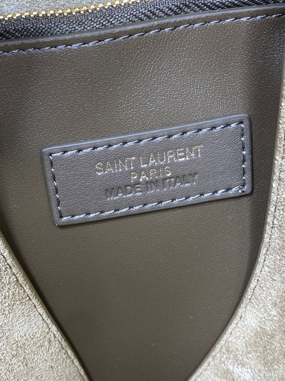 LE 5 À 7 SUPPLE BAG 31 IN KHAKI BROWN SUEDE