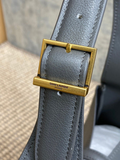 LE 5 À 7 SMALL SUPPLE 22 IN NEPAL BLUE CALFSKIN GOLD BUCKLE