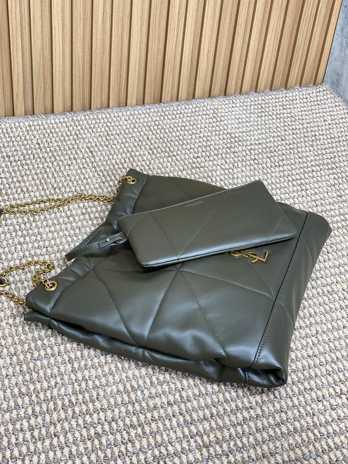 DRAWSTRING CHAIN STRAP SHOULDER BAG 39 IN DARK GREEN QUILTED CALFSKIN